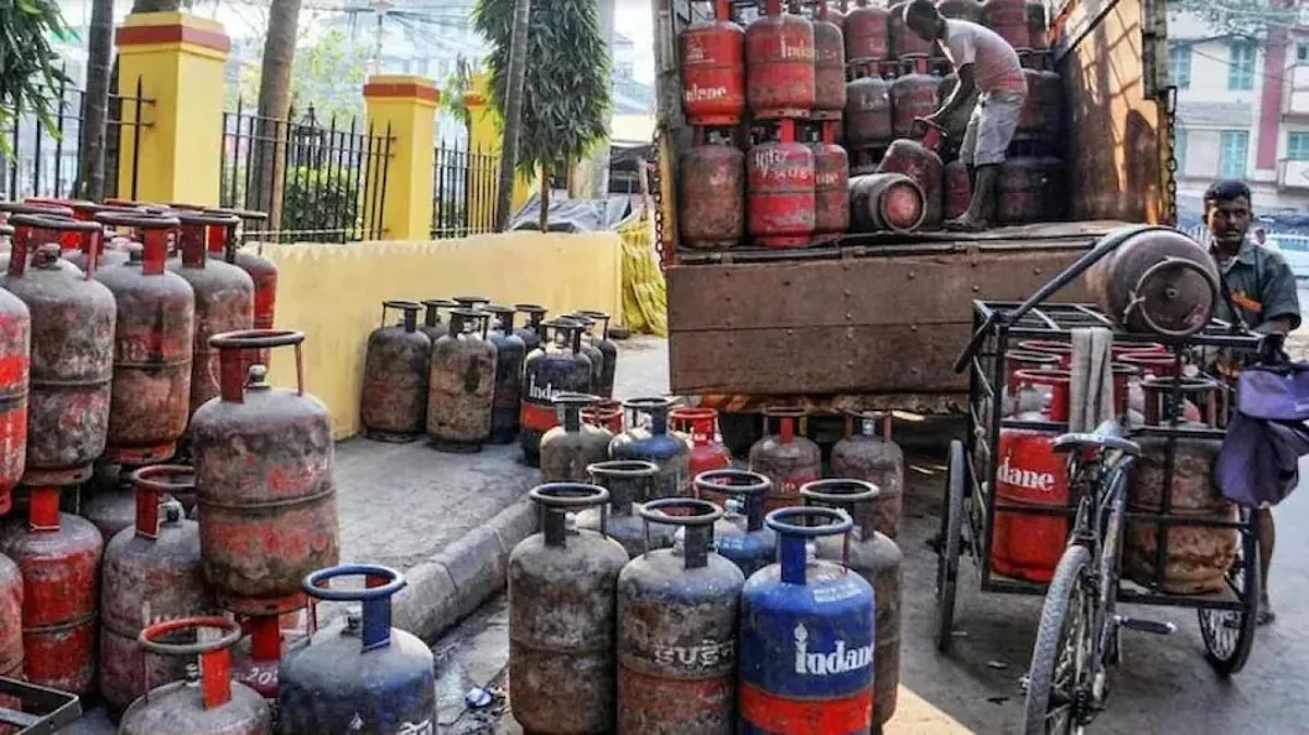 LPG cylinder price : महागाईचा आणखी एक दणका! घरगुती गॅस सिलिंडरच्या दरात वाढ