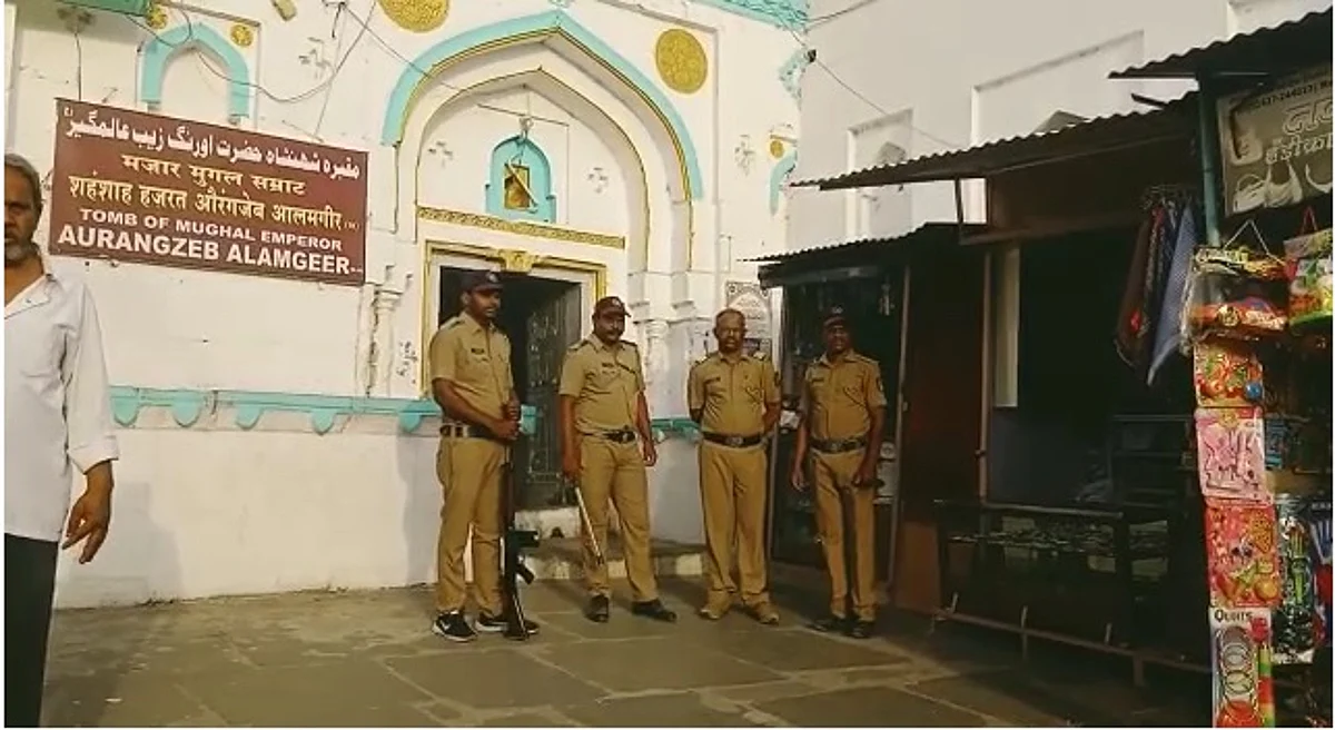 Aurangabad : औरंगजेबाच्या कबरीजवळ पोलिसांचा कडेकोट बंदोबस्त, 'हे' आहे कारण