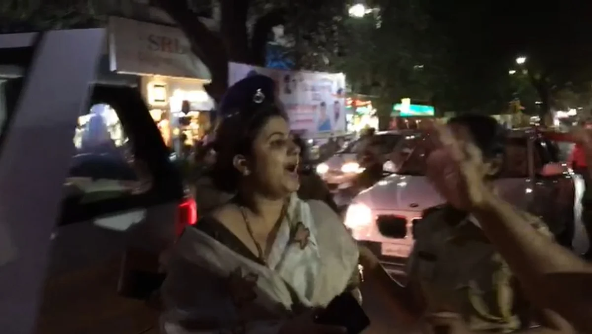 स्मृती इराणींच्या कार ताफ्यावर राष्ट्रवादीच्या विशाखा गायकवाडांकडून अंडी फेकण्याचा प्रयत्न