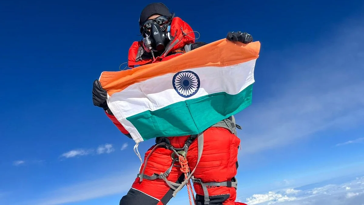 मोहीम फत्ते ! साताऱ्याच्या प्रियंका मोहितेनं कांचनगंगा शिखरावर फडकवला तिरंगा