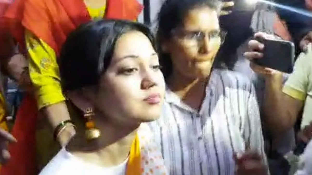 पोलिसांच्या ताब्यात असलेल्या केतकी चितळेवर अंडी आणि शाईफेक, पवार समर्थक प्रंचड संतापले