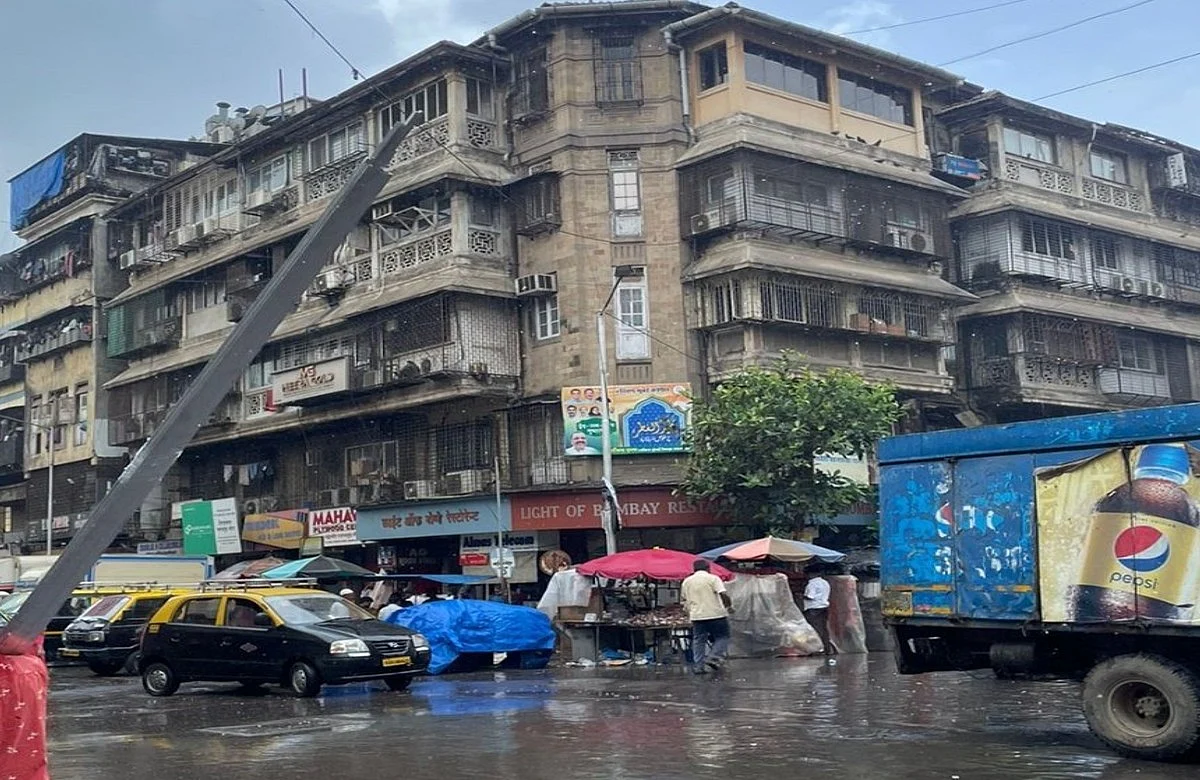 Monsoon 2022: मुंबईत पावसाच्या सरी, आभाळ दाटलं आणि ट्विटरवर उत्साहाला उधाण