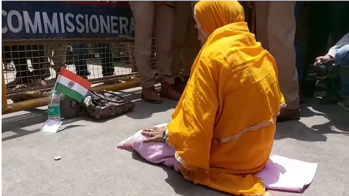 काशी विश्वनाथ मंदिराच्या गेटवरच नमाज अदा करण्यासाठी बसली महिला, पोलिसांनी घेतलं ताब्यात