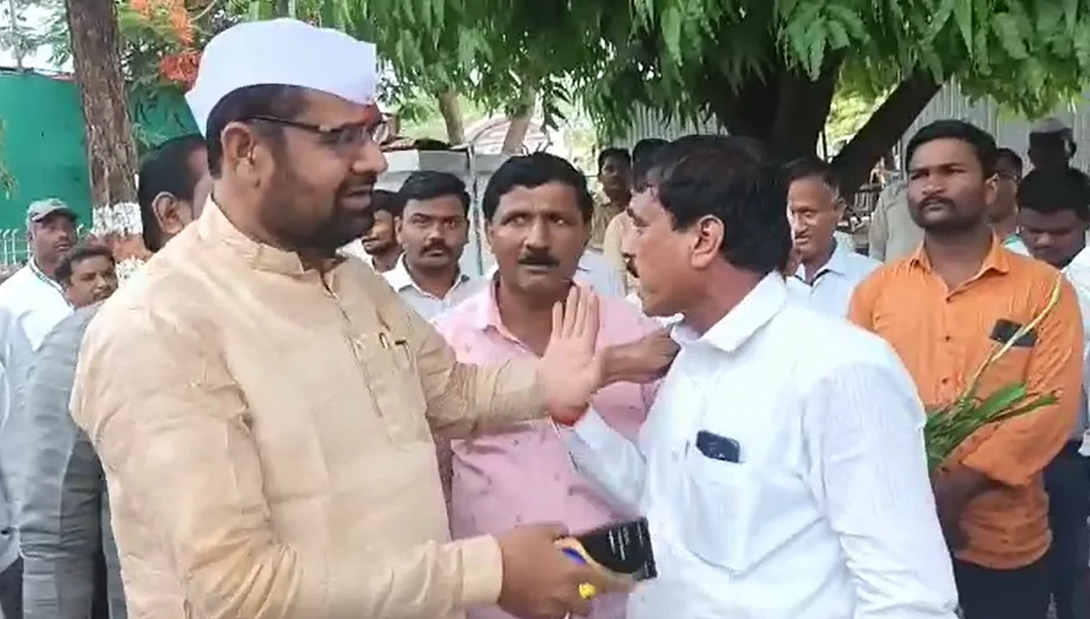 hotel owner quarrel with sadabhau khot dispute over money