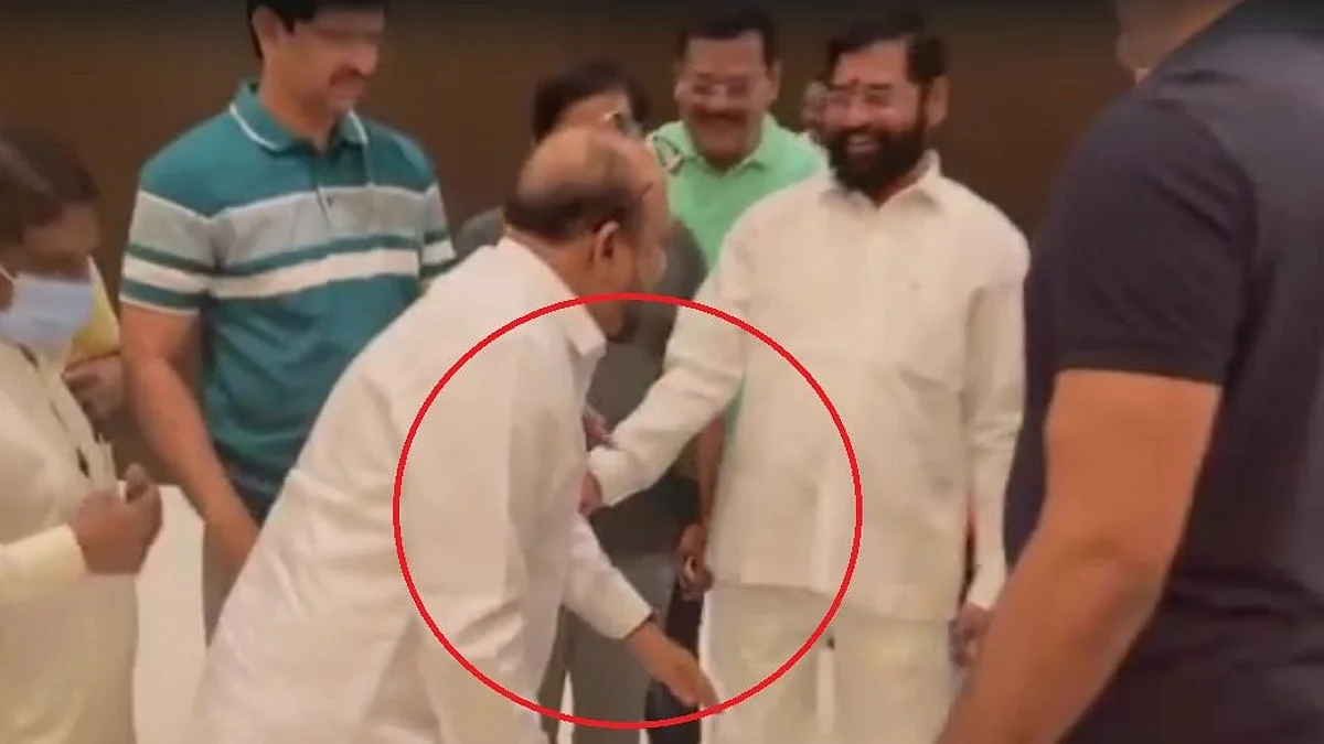 एका दिवसात विठ्ठल बदलला?.. गुवाहटीला पोचताच गुलाबराव पाटील एकनाथ शिंदेच्या पाया पडले!