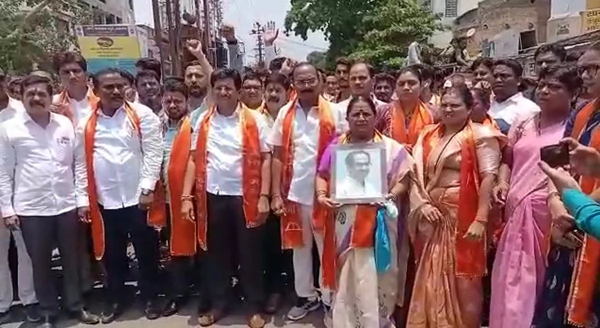 Jalgaon: एकनाथ शिंदेंच्या बंडानंतर उद्धव ठाकरेंचा फोटो हातात घेऊन शिवसैनिकांची भावनिक यात्रा