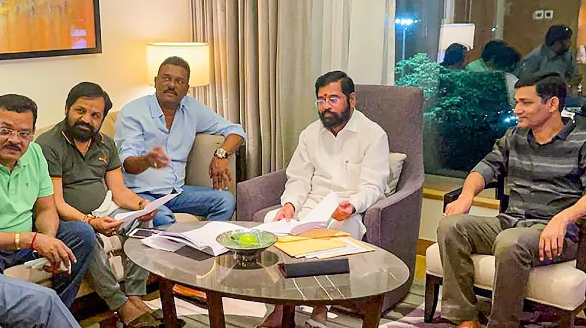 "नाचे आमदार केंद्राची डफली अन् तुणतुण्यावर नाचताहेत"; सेनेची बंडखोरांसह भाजपवर आगपाखड