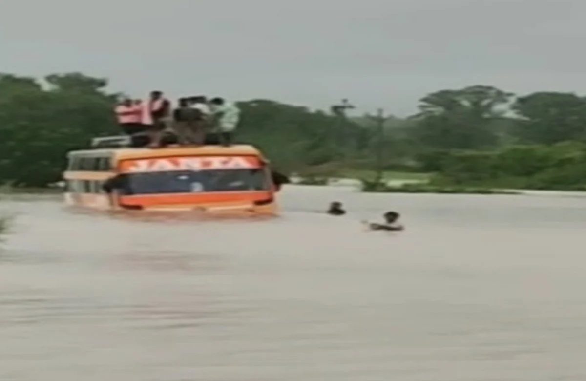Maharashtra Rain Update News Police Rescue 35 Passengers From Travel Bus Which Stuck in Flood of Chandrpur