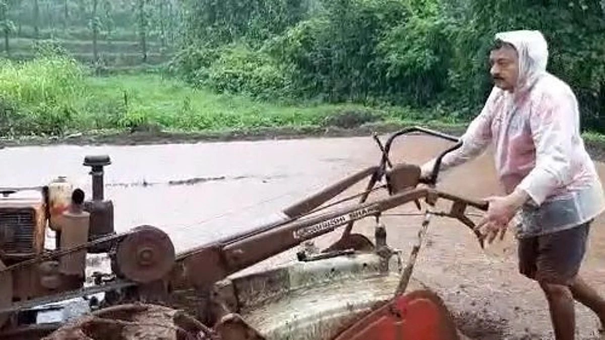 shivsena mla bhaskar jadhav video while working in his farm what he said about Uddhav thackeray