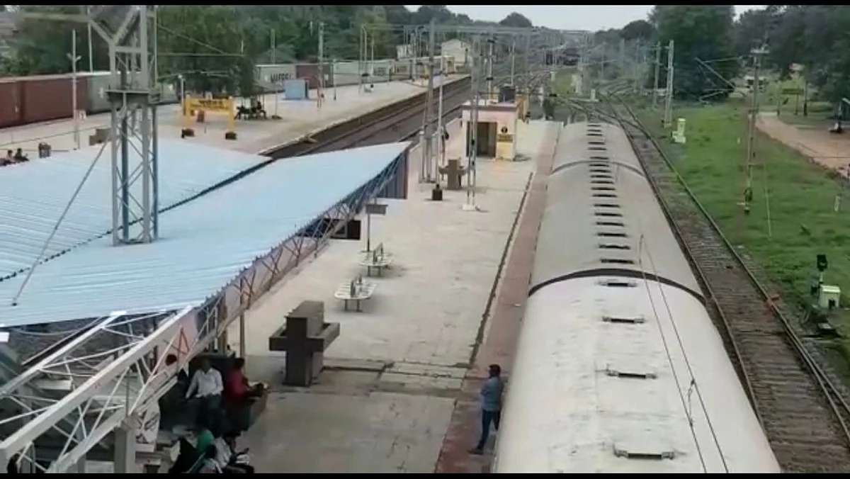 बहिणीच्या साखरपुड्याला चाललेल्या महिलेचा रेल्वेतच अंत; प्रशासन जबाबदार? मृत्यूचे कारण...