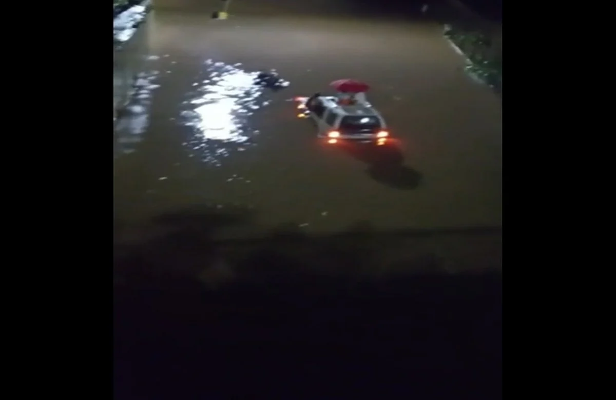 Wing Commander S. S. The Marathe got stuck in the water under the Harris Bridge with their family