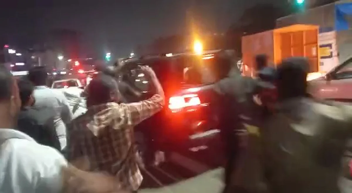 Shiv Sainiks tried to block Uday Samant's car and convoy at Katraj Chowk. .. in pune