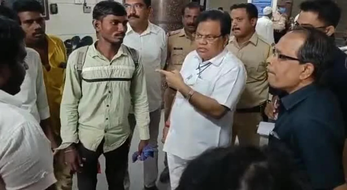 Tanaji sawant shouting on sasoon hospital’s officers