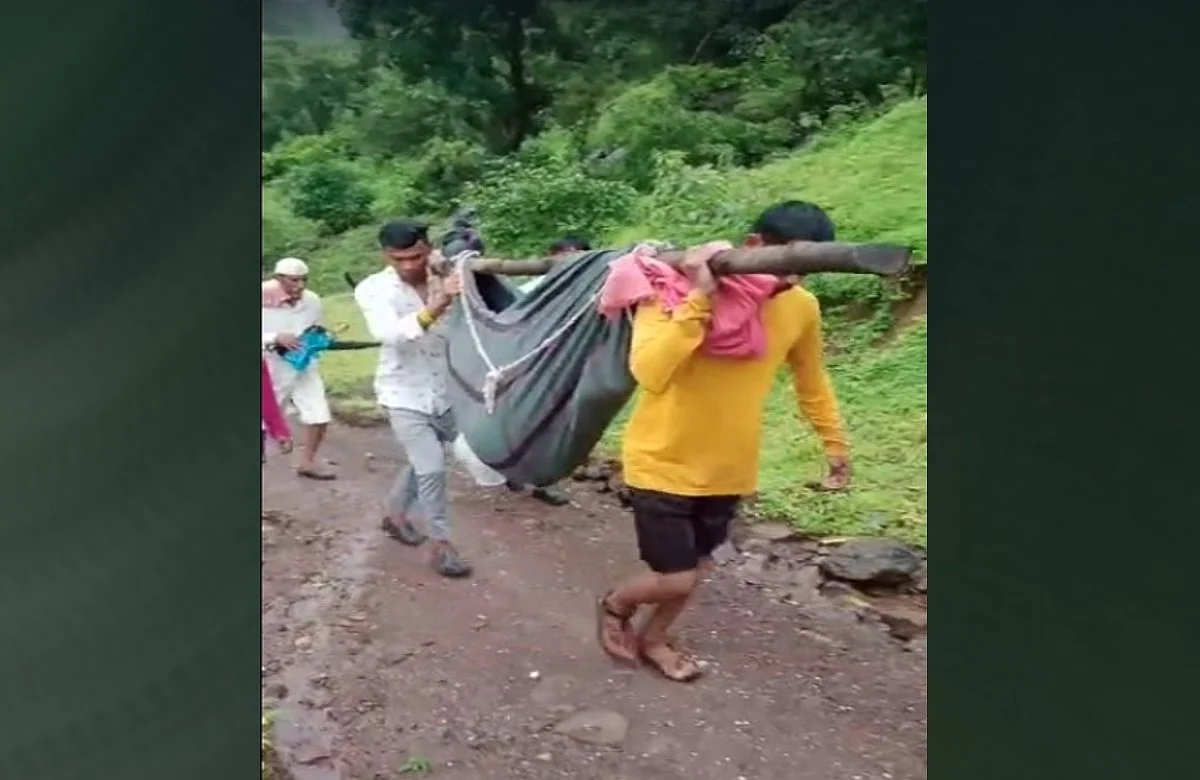 A pregnant woman from Trimbakeshwar taluka Hedpada Village was taken to the hospital on in blanket bag by walking