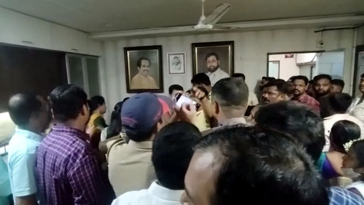 शिवसैनिक आणि एकनाथ शिंदे समर्थकांमध्ये राडा; शाखेतून काढलेले फोटो लावलेच!