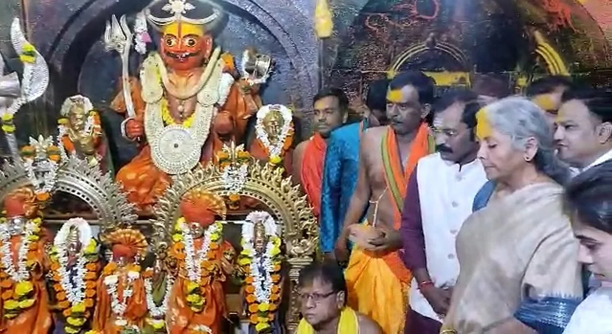 Union finance minister Nirmala Sitharaman seeks blessings Lord Shankar khandoba at Jejuri pilgirm