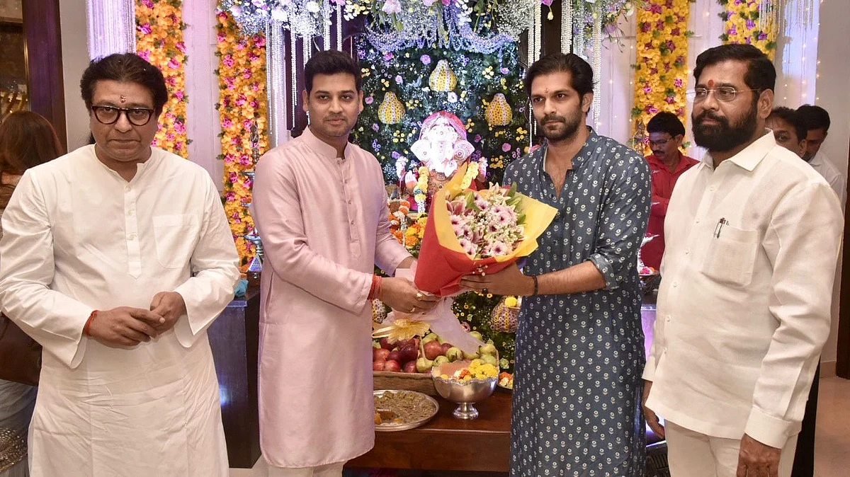 MNS Chief Raj Thackeray At Vasha Bungalow For Ganpati Darshan Discussion with CM Eknath Shinde