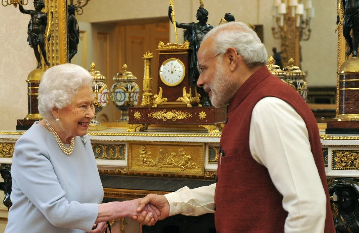 queen elizabeth meeting narendra modi in uk showed handkerchief mahatma gandhi gift