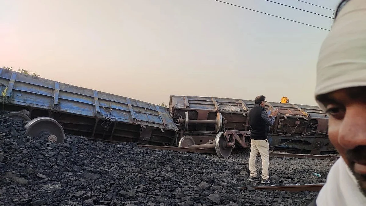 Major Railway Accident in Amravati 20 Coachers Derailed Traffic Stopped