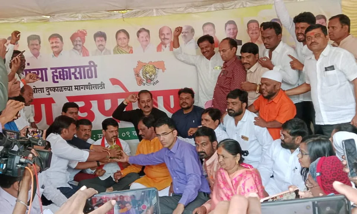एकनाथ शिंदेंचा फोन, कैलास पाटलांनी उपोषण केलं स्थगित; आंदोलनस्थाळावरुन पोहोचले शेतकऱ्यांच्या बांधावर