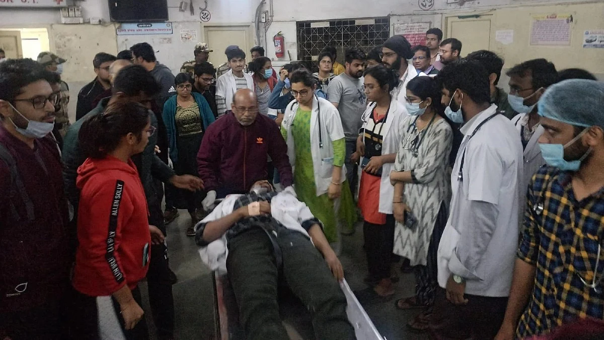 shocking news! Patient attacks on two junior doctors by knife in Yavatmal