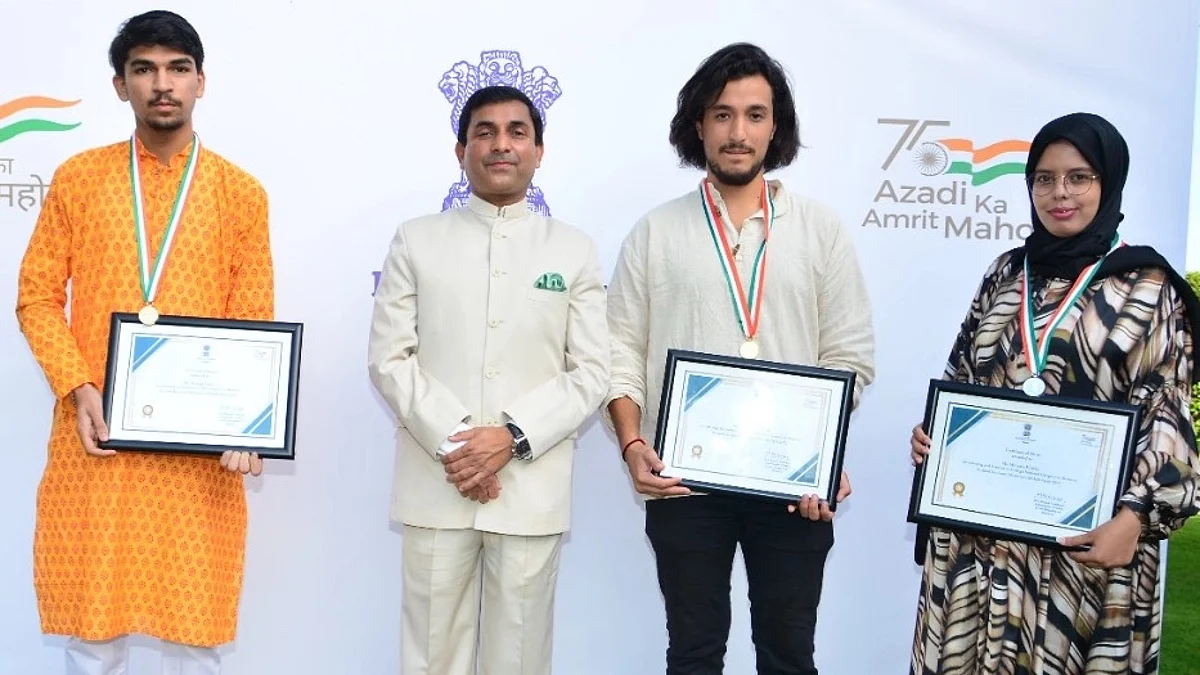 'Azadi Ka Amrit Mahotsav' quiz winners posing for a photograph with Ambassador Rajesh Vaishnaw at the Indian Embassy, Rabat, Morocco, 15 Aug. 2022.