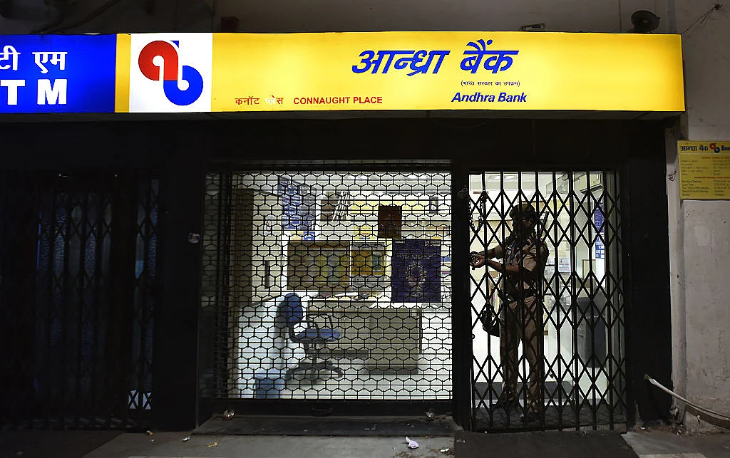 After a few banks reportedly ran out of cash before closing hours, queues began forming in the wee hours, long before banking hours began for the day; Photo by Raj K Raj/ Hindustan Times