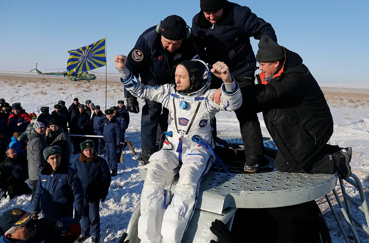 Первые в космосе новости. Возвращение Космонавтов на землю. Возвращение на землю Космонавтов с МКС. Приземление Космонавтов. Встреча Космонавтов на земле.