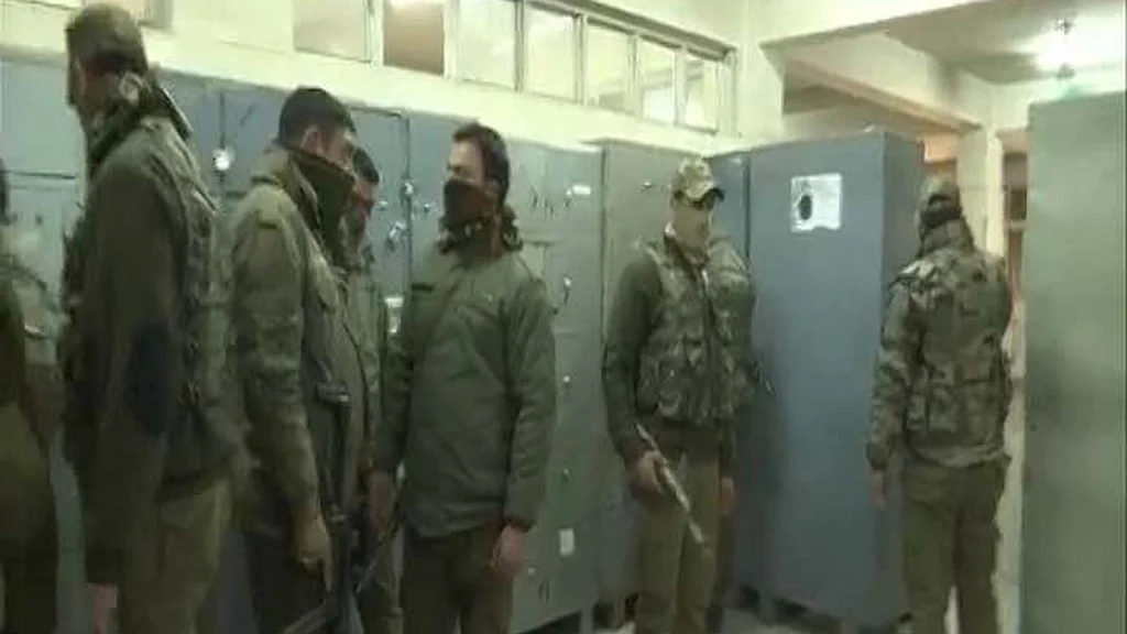 Policeman killed in terrorist attack outside Srinagar hospital, Pakistani terrorist escapes