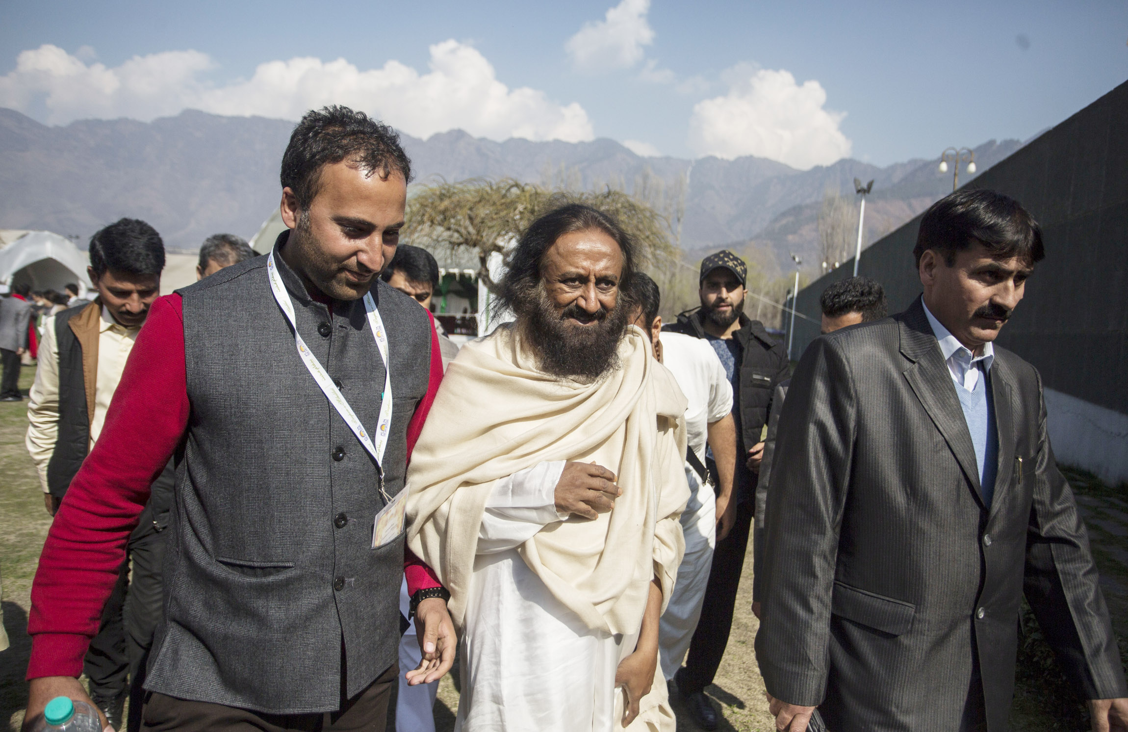 Kashmir teaches ‘art of leaving’ to Sri Sri Ravi Shankar