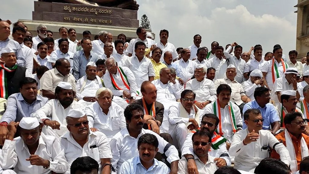 Karnataka Live Updates Channels Report Hectic Efforts On To Poach Congress Jds Mlas Results of a closely watched state election in india showed no clear winner tuesday, setting of a flurry of political jockeying as rival parties vie for power. karnataka live updates channels report