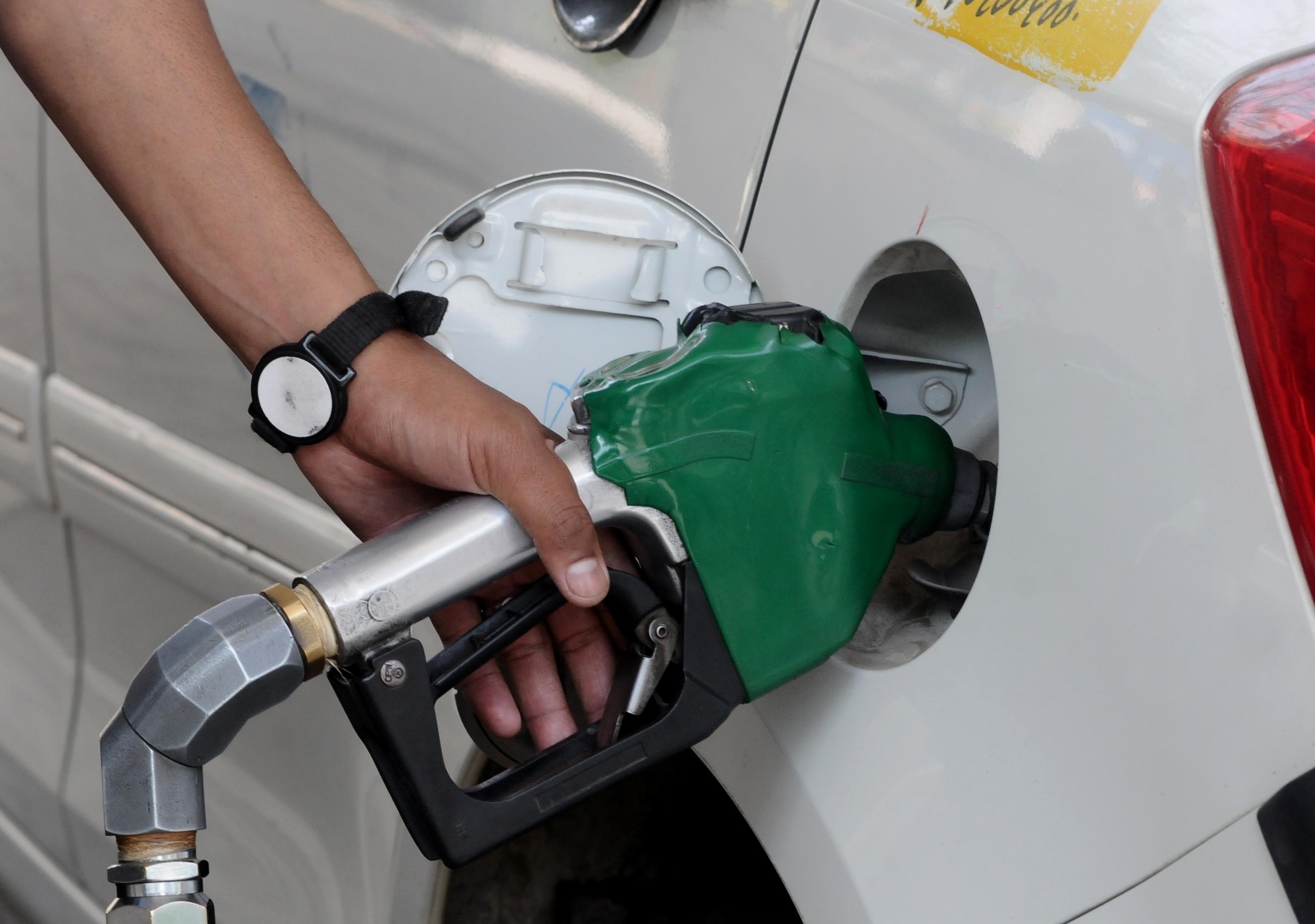 Petrol price soars close to ₹75 a litre in Delhi