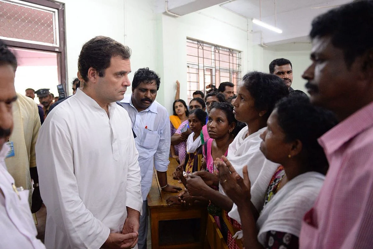 Kerala floods: Rahul Gandhi visits relief camps