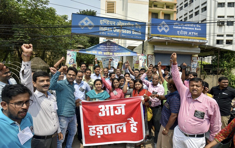 17 lakh Maharashtra government employees begin 3-day strike