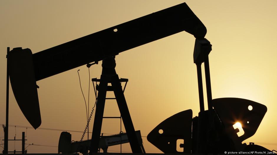 Oil reverses gains as Saudi-Russia price war escalates