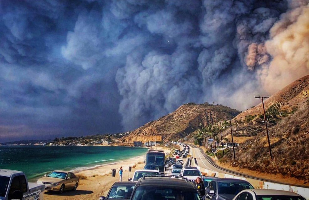 California wildfire: Hollywood celebs flee homes to save themselves