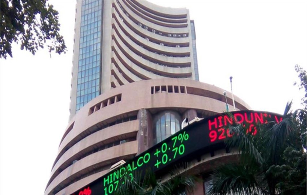 Sensex crashes at 500 points and Nifty over 140 points