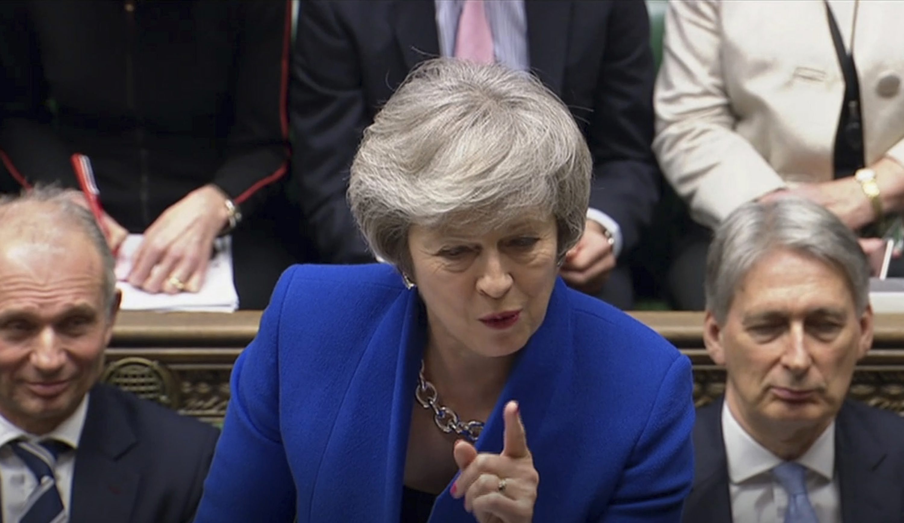 UK govt survives no-confidence vote by tiny margin