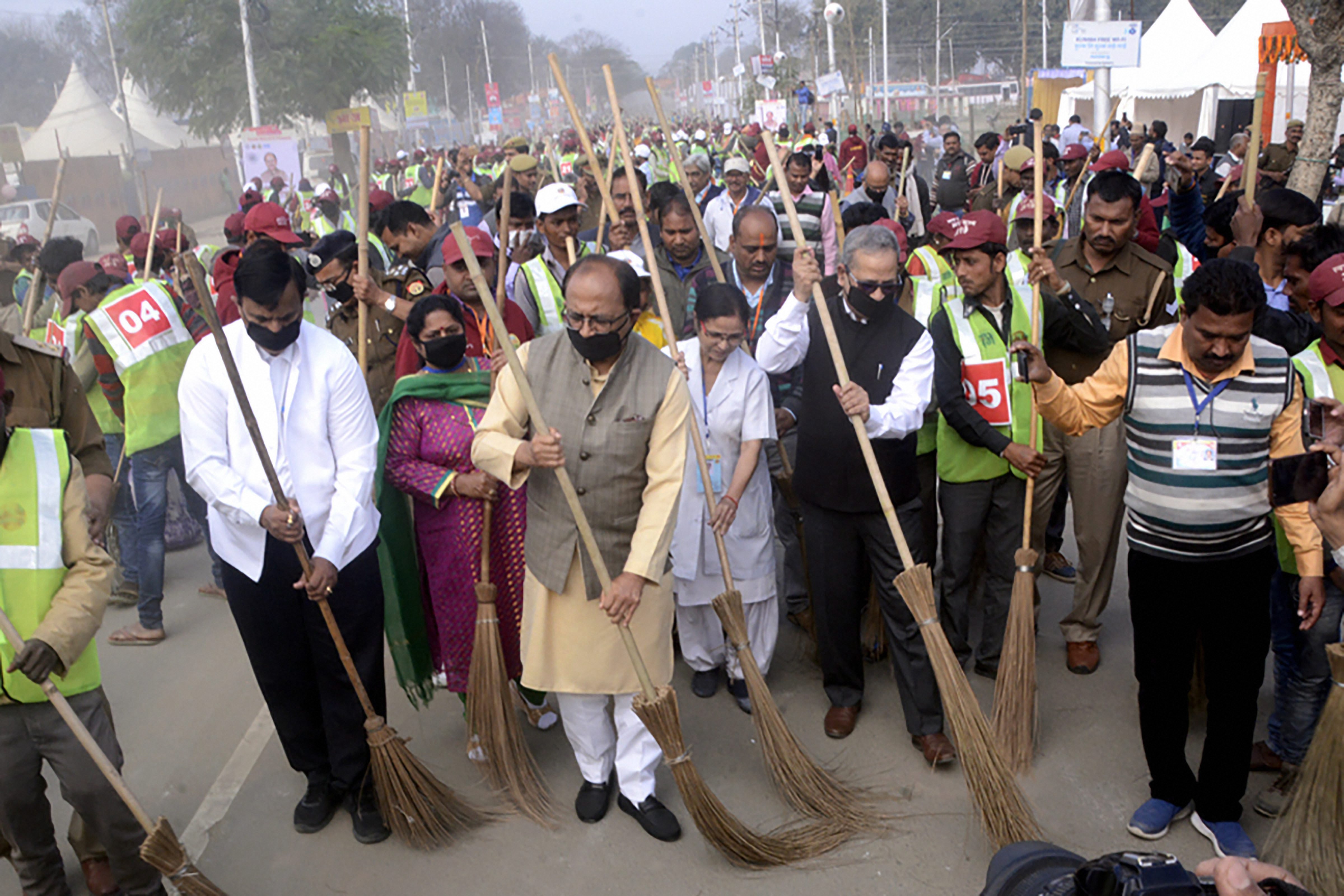 Uttar Pradesh: Sanitation workers set Guinness record at Kumbh for 3 min cleaning drive