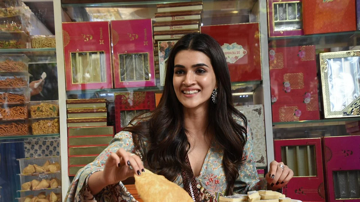 Marking highest opening, Kriti Sanon distributes Bareilly Ki Barfi
