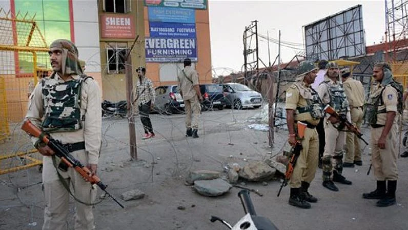 10 injured in grenade attack in south Kashmir