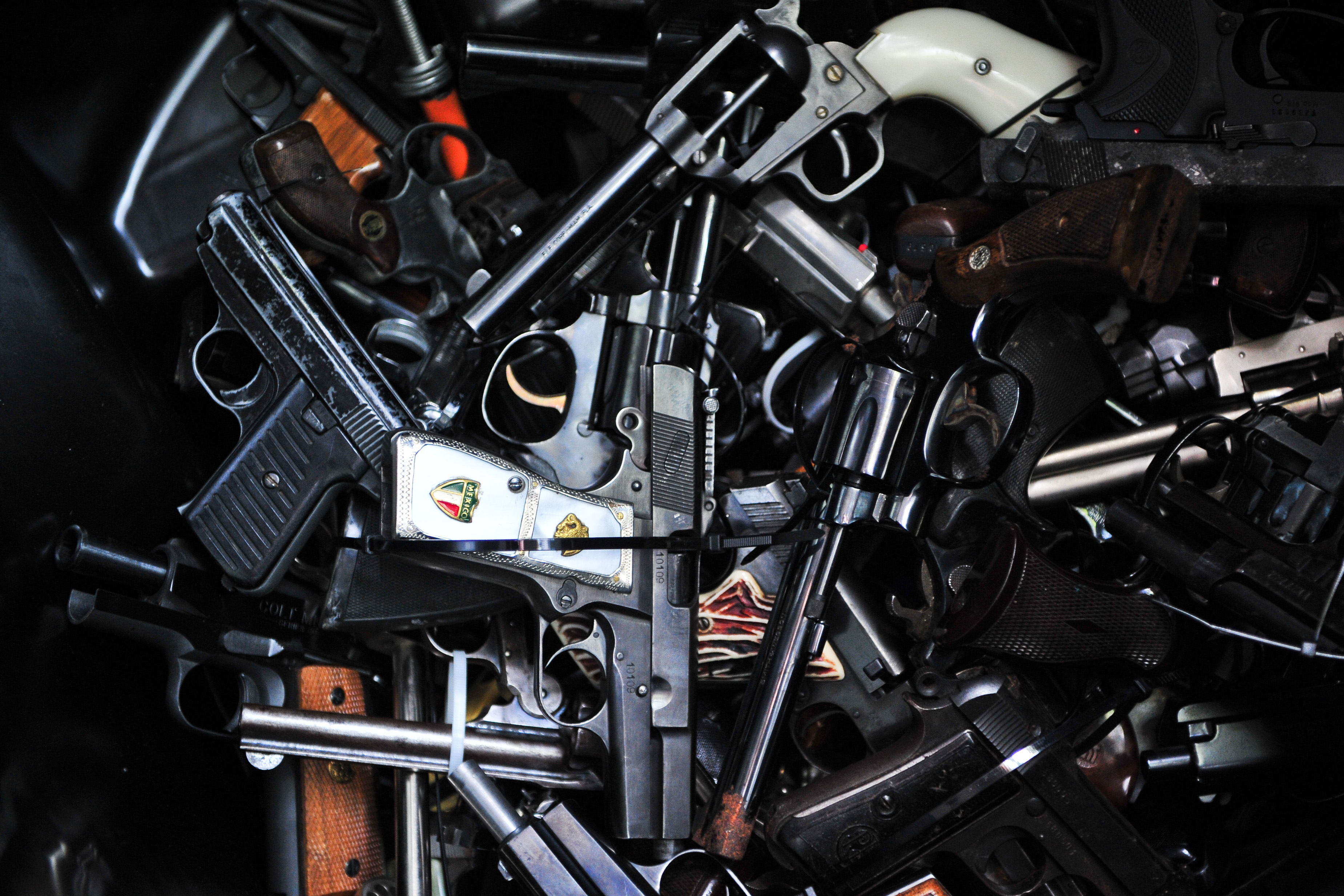 More than 1,000 guns seized from Los Angeles house