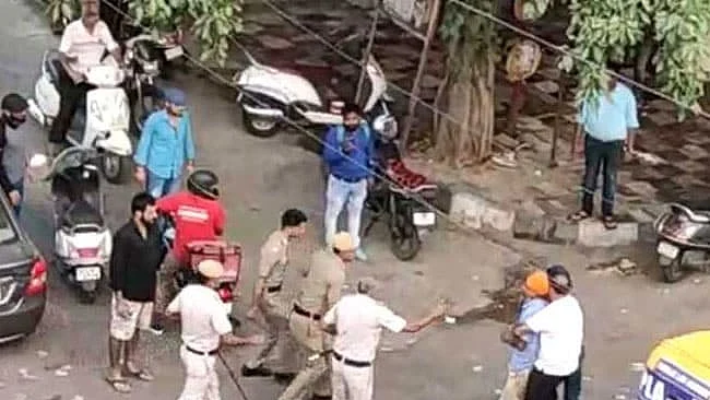 Watch: Street fight between Delhi police and auto driver who pulled out sword; 3 policemen suspended