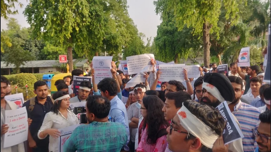 Mamata Banerjee agrees to meet protesting doctors in the presence of media