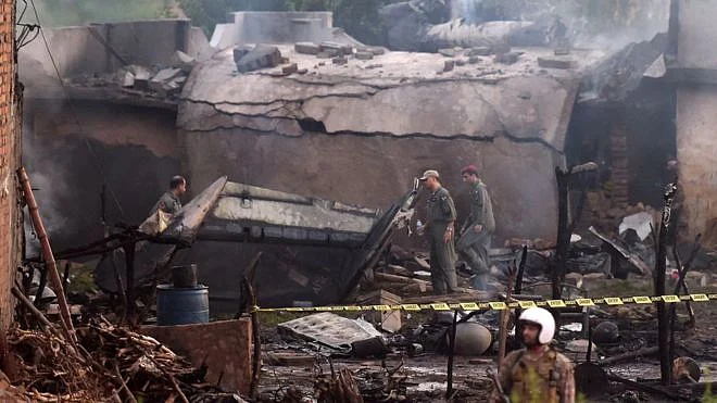 17 killed as Pakistani army plane crashes into residential area