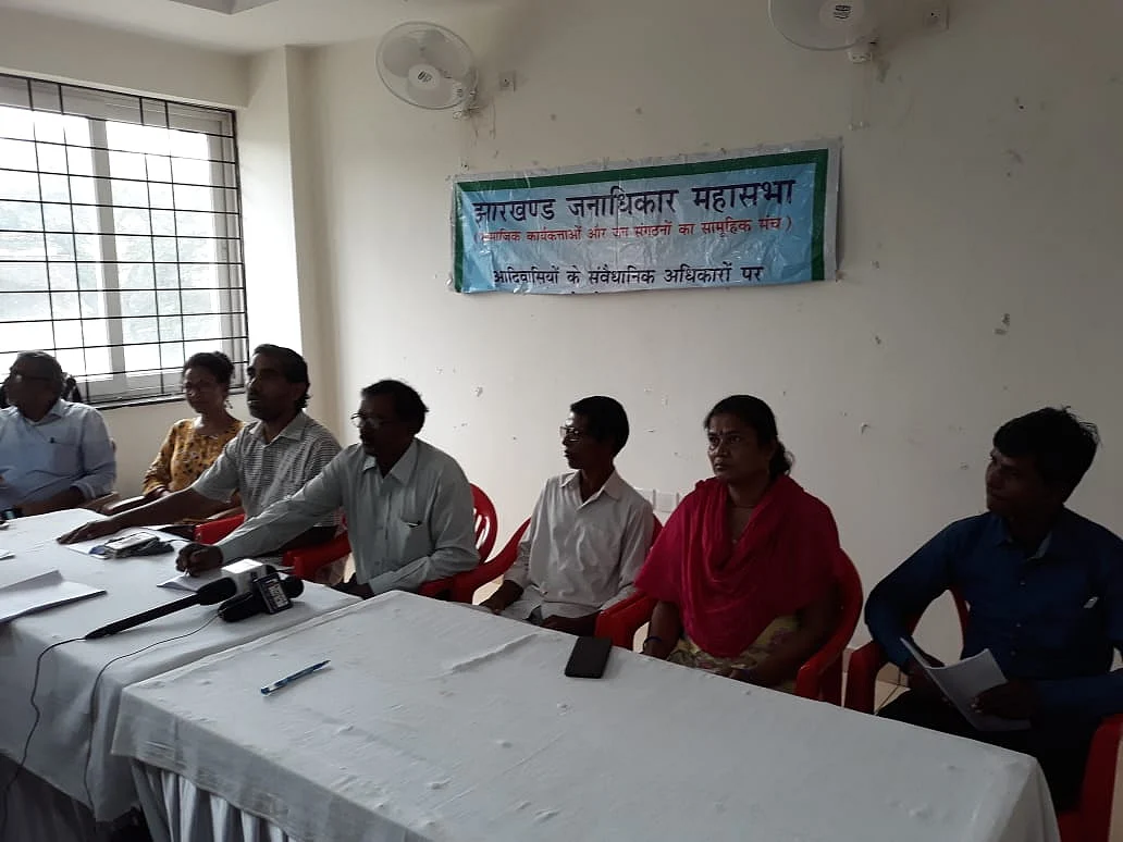 A fact-finding team that was interested in seeking out the answers to why the Adivasi community was doing Pathalgadi went to a few villages of the Khunti