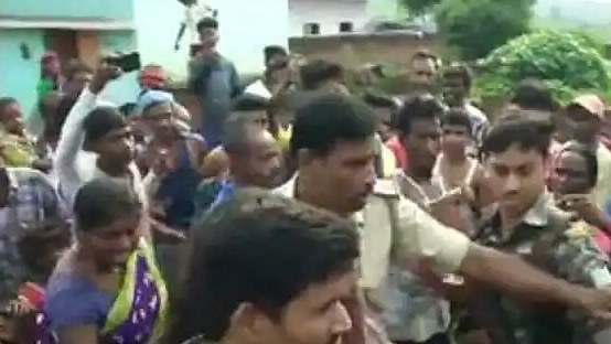 Woman thrashed by mob over suspicion of Child-lifter, rescued in Jharkhand’s Giridih