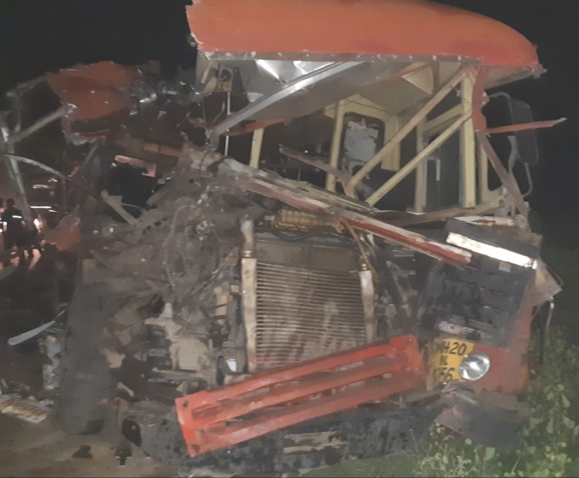 15 killed, 35 injured after a bus collides with a truck in Dhule, Maharashtra