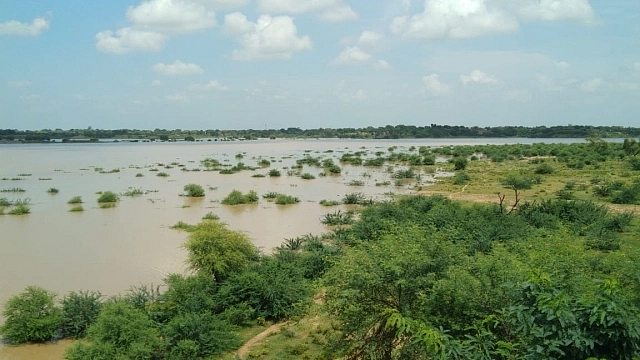 Water level in Yamuna breach warning mark,flood alert in Delhi, Kejriwal calls meeting to assess situation
