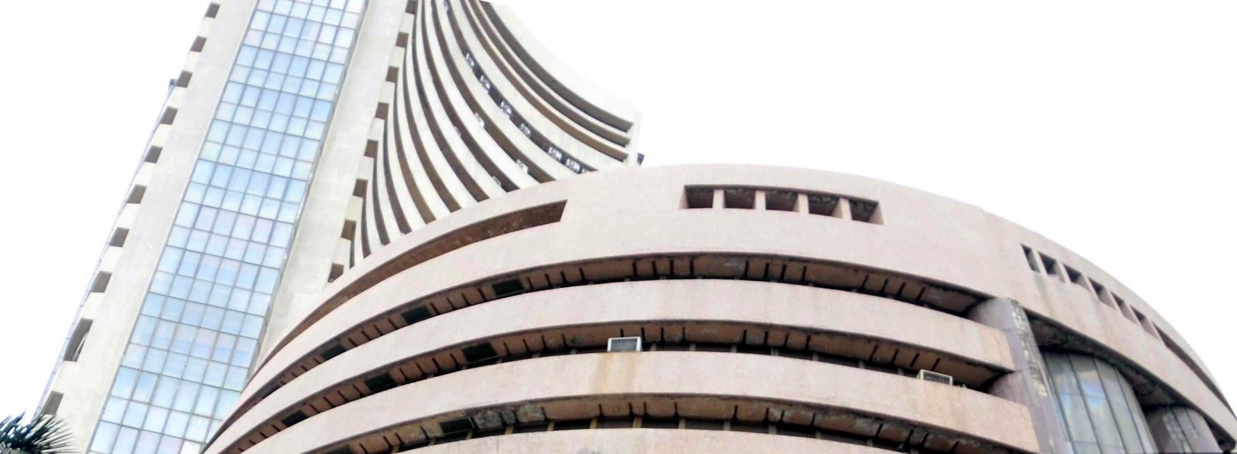 Indian equity indices extend losses, Sensex falls nearly 300 pts